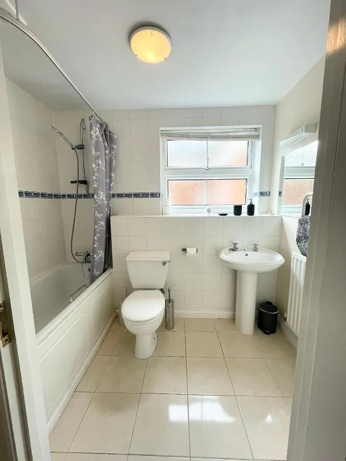 Best Price - Amazing 2 Bed 2 Bath - 4 Singles Or Super King Beds, 10 Min Walk To City Centre, 5 Minute Walk To Mayflower Theatre, Smart Tv, Ensuite, Balcony, Free Parking Southampton United Kingdom