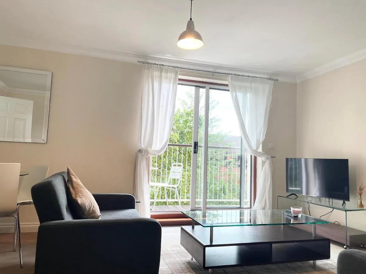 Apartment Best Price - Amazing 2 Bed 2 Bath - 4 Singles Or Super King Beds, 10 Min Walk To City Centre, 5 Minute Walk To Mayflower Theatre, Smart Tv, Ensuite, Balcony, Free Parking Southampton