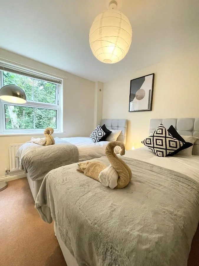 Apartment Best Price - Amazing 2 Bed 2 Bath - 4 Singles Or Super King Beds, 10 Min Walk To City Centre, 5 Minute Walk To Mayflower Theatre, Smart Tv, Ensuite, Balcony, Free Parking Southampton