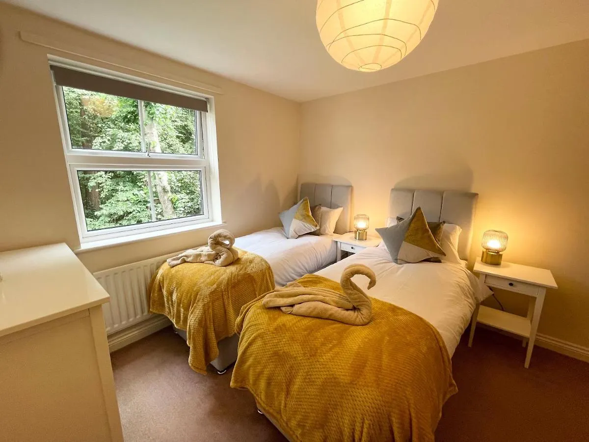 Best Price - Amazing 2 Bed 2 Bath - 4 Singles Or Super King Beds, 10 Min Walk To City Centre, 5 Minute Walk To Mayflower Theatre, Smart Tv, Ensuite, Balcony, Free Parking location