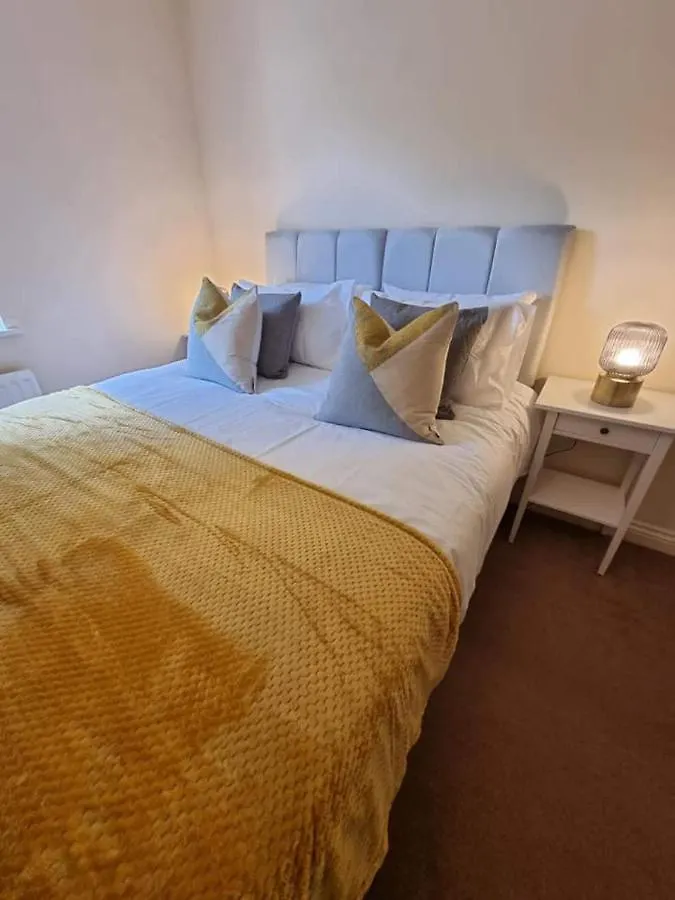 Best Price - Amazing 2 Bed 2 Bath - 4 Singles Or Super King Beds, 10 Min Walk To City Centre, 5 Minute Walk To Mayflower Theatre, Smart Tv, Ensuite, Balcony, Free Parking Southampton 0*,