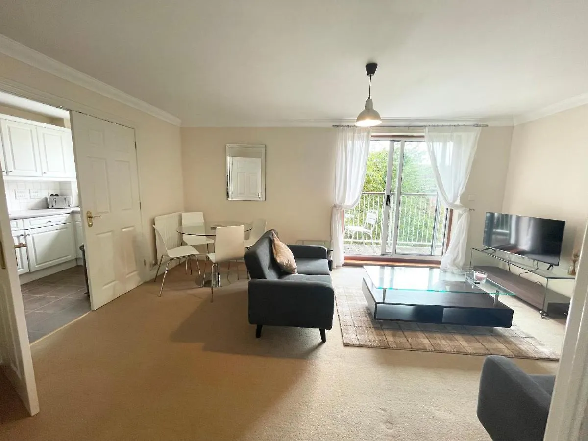 Best Price - Amazing 2 Bed 2 Bath - 4 Singles Or Super King Beds, 10 Min Walk To City Centre, 5 Minute Walk To Mayflower Theatre, Smart Tv, Ensuite, Balcony, Free Parking Southampton 0*,