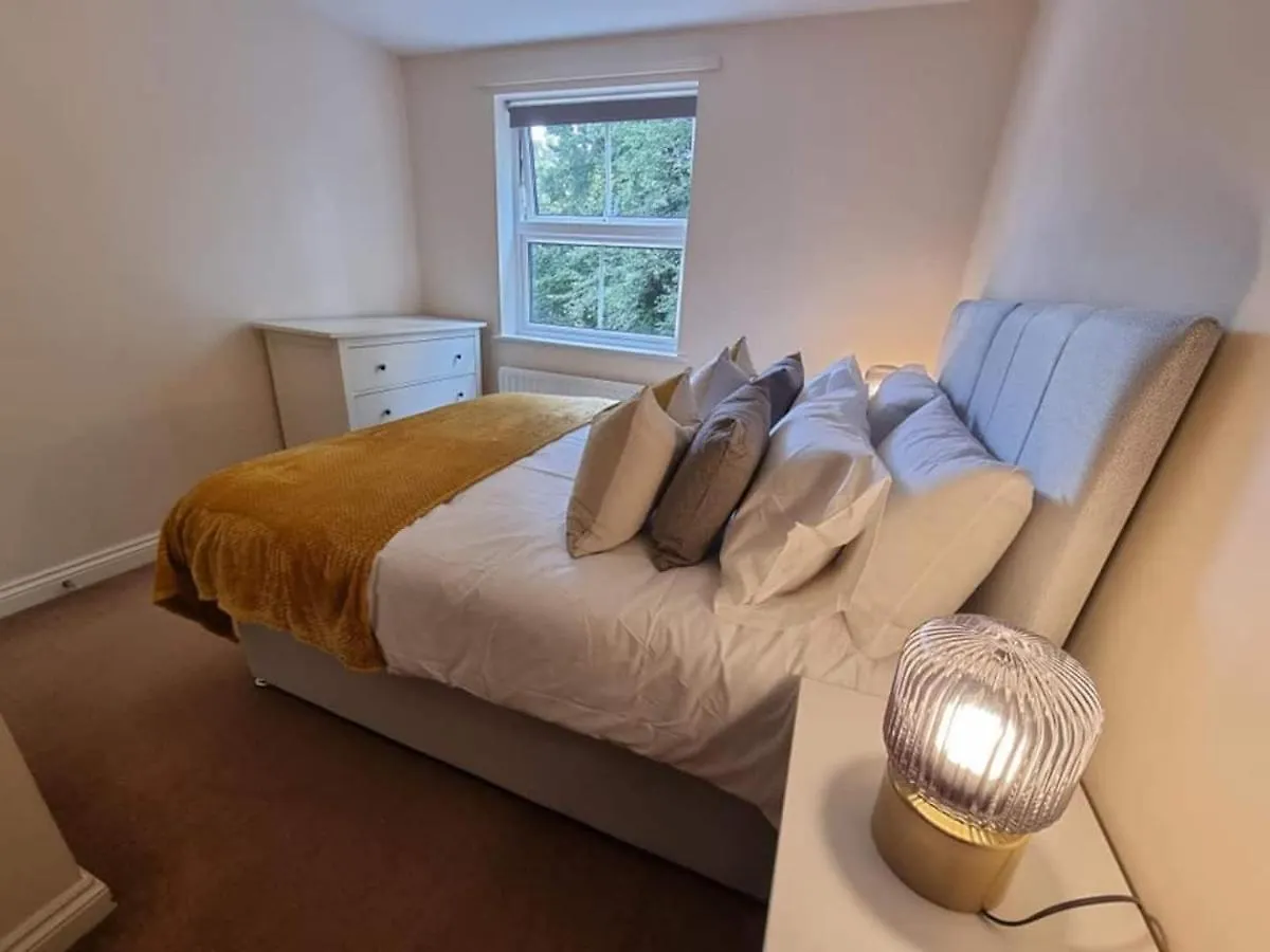 Best Price - Amazing 2 Bed 2 Bath - 4 Singles Or Super King Beds, 10 Min Walk To City Centre, 5 Minute Walk To Mayflower Theatre, Smart Tv, Ensuite, Balcony, Free Parking Southampton Apartment