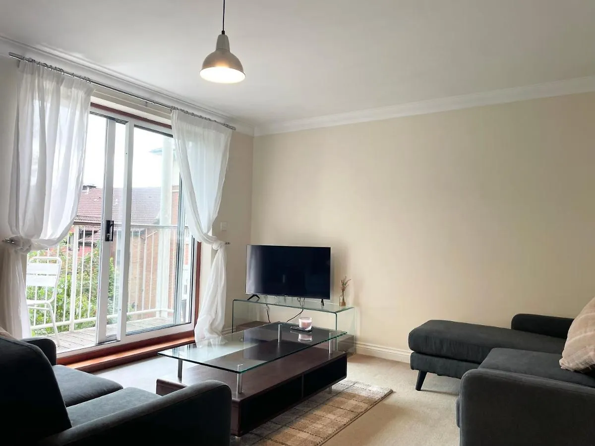 Best Price - Amazing 2 Bed 2 Bath - 4 Singles Or Super King Beds, 10 Min Walk To City Centre, 5 Minute Walk To Mayflower Theatre, Smart Tv, Ensuite, Balcony, Free Parking Southampton