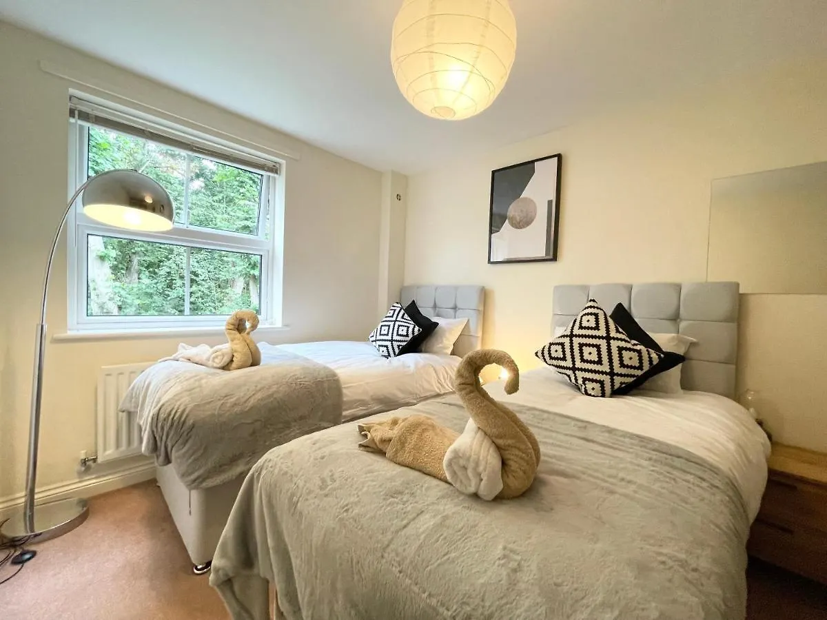 Apartment Best Price - Amazing 2 Bed 2 Bath - 4 Singles Or Super King Beds, 10 Min Walk To City Centre, 5 Minute Walk To Mayflower Theatre, Smart Tv, Ensuite, Balcony, Free Parking Southampton