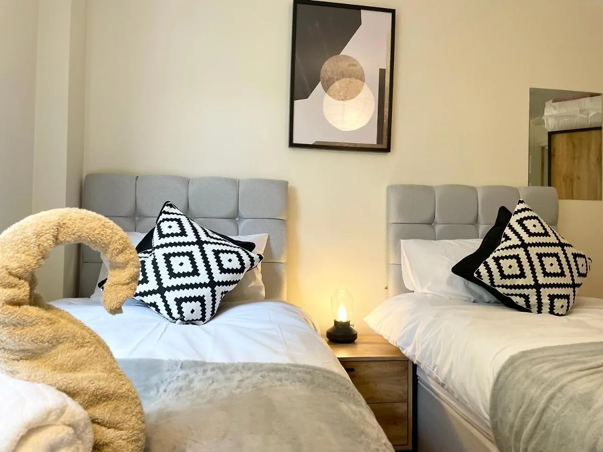 Best Price - Amazing 2 Bed 2 Bath - 4 Singles Or Super King Beds, 10 Min Walk To City Centre, 5 Minute Walk To Mayflower Theatre, Smart Tv, Ensuite, Balcony, Free Parking Southampton 0*,  United Kingdom