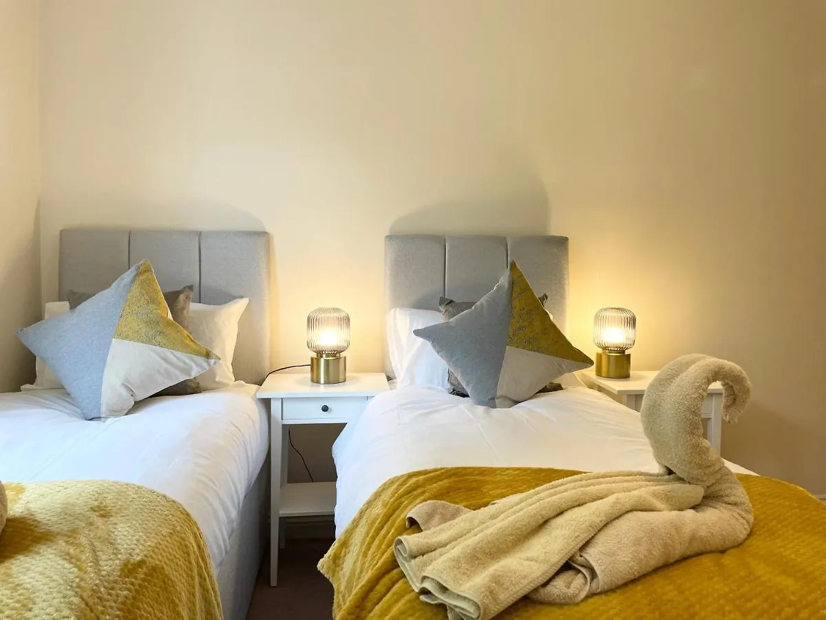 Best Price - Amazing 2 Bed 2 Bath - 4 Singles Or Super King Beds, 10 Min Walk To City Centre, 5 Minute Walk To Mayflower Theatre, Smart Tv, Ensuite, Balcony, Free Parking Southampton Apartment